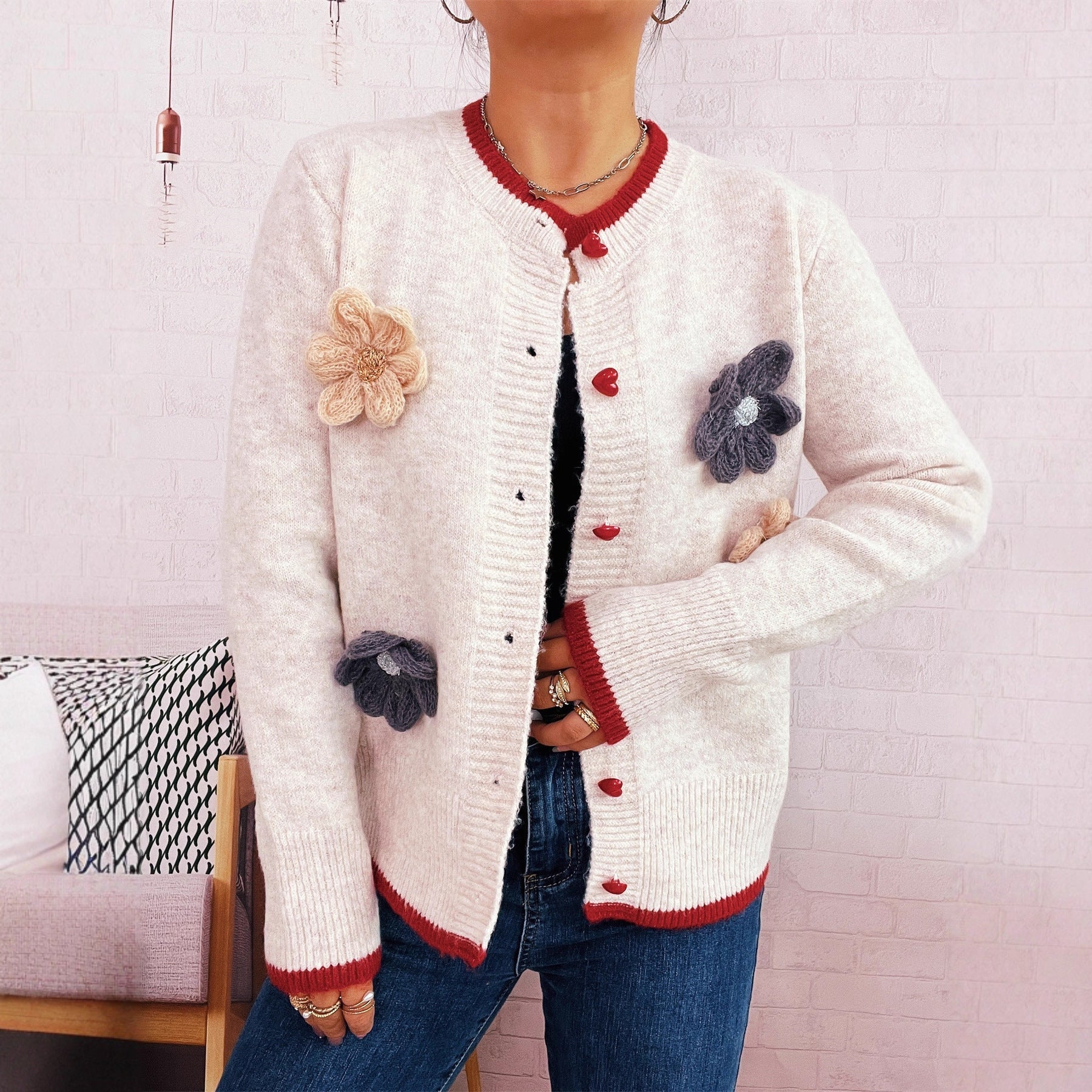 Damen Strickjacke mit floralem Design und dekorativen Herzknöpfen R&B