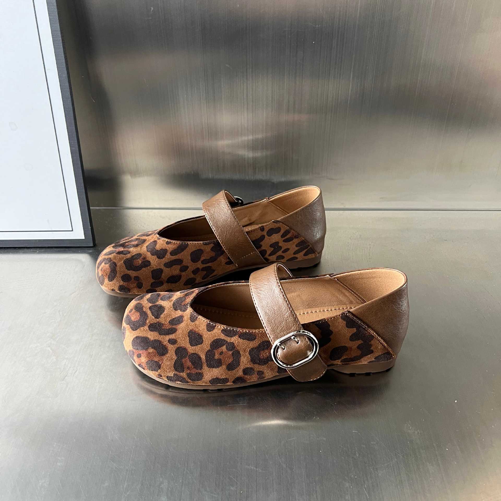 Damen Mokassins mit elegantem Riemen und hochwertiger Veloursoberfläche R&B
