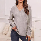 Damen Strickpullover mit V-Ausschnitt und dekorativen Knopfdetails
