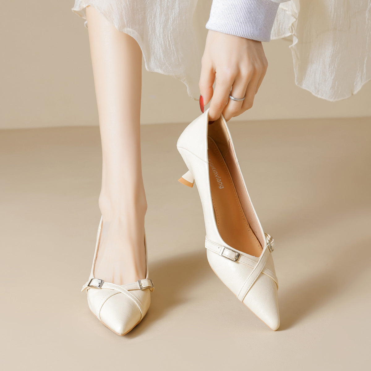 Damen schicke Pumps mit spitzem Zehenbereich und modischer Schnallenakzent