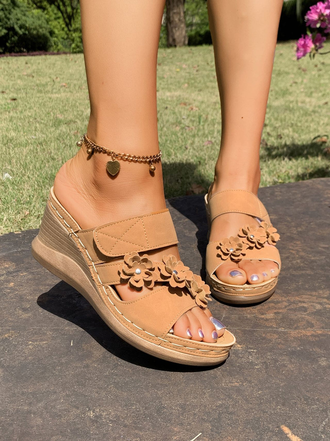 Damen Komfortable Wedge-Sandalen mit floralem Dekor und anatomischem Fußbett R&B