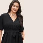 Damen Elegantes Wickelkleid mit asymmetrischem Saum und taillierendem Gürtel R&B