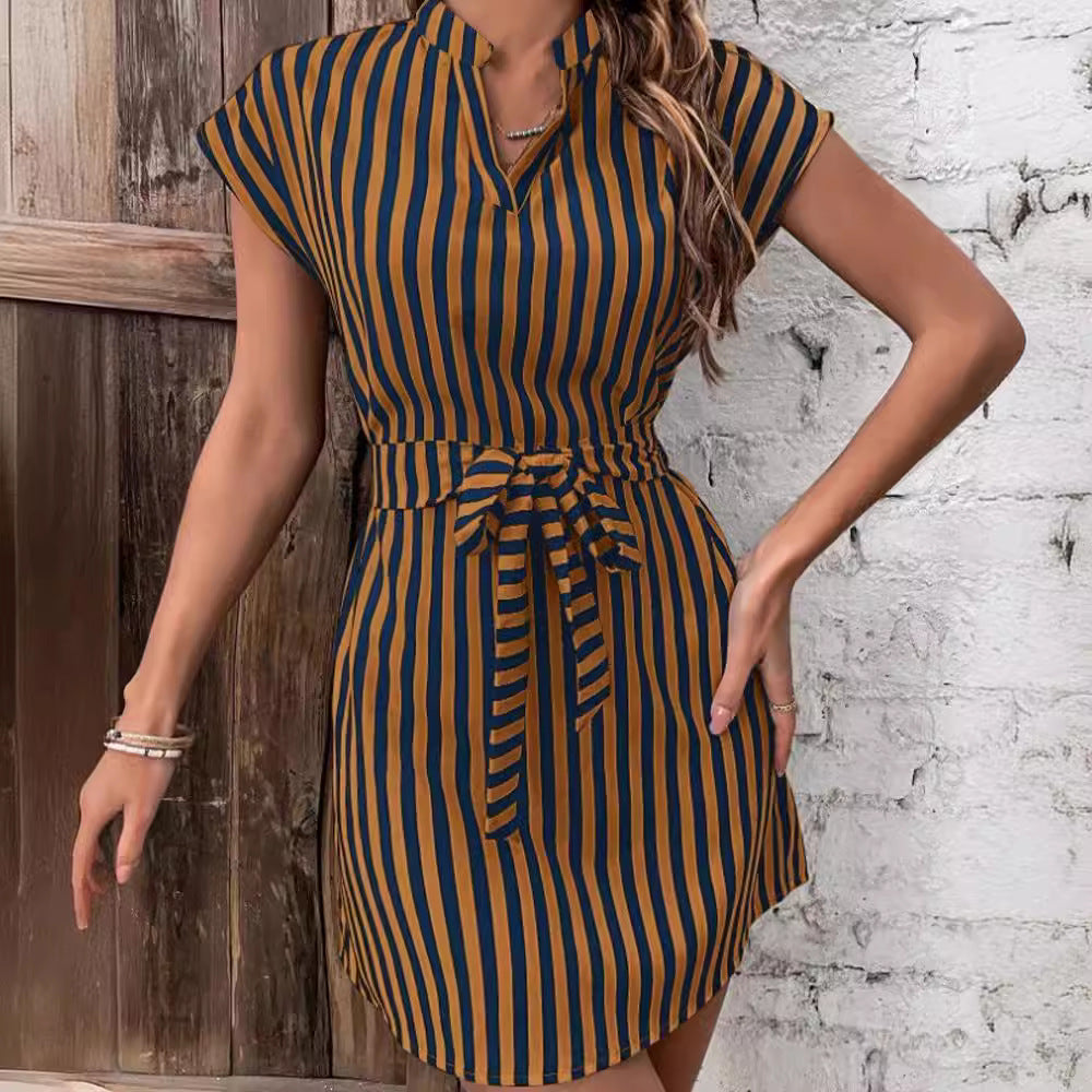Damen Trendiges Kurzarm Kleid mit schmalem Taillengürtel und modischem Streifenmuster R&B