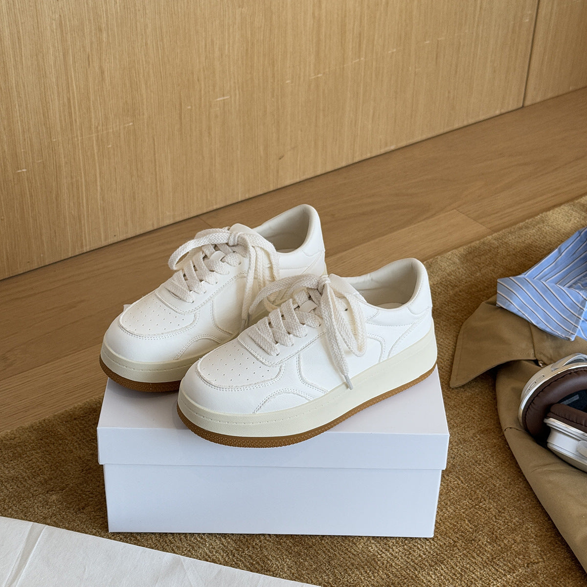 Damen Sneakers im minimalistischen Design mit atmungsaktiver Oberflächenstruktur und dämpfender Sohle