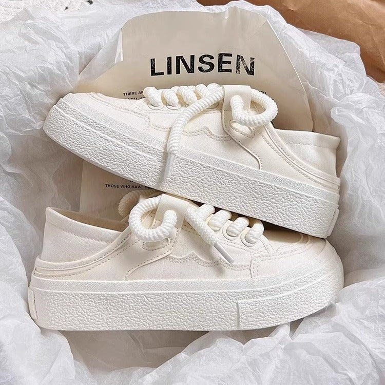 Damen Sneakers mit dickem Profil und innovativen Schnürdetails