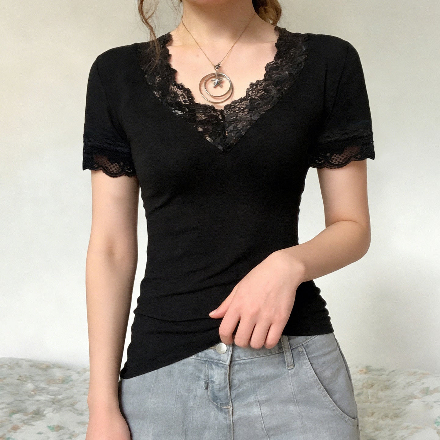 Damen Elegantes Spitzen-T-Shirt mit V-Ausschnitt und Kurzarm R&B