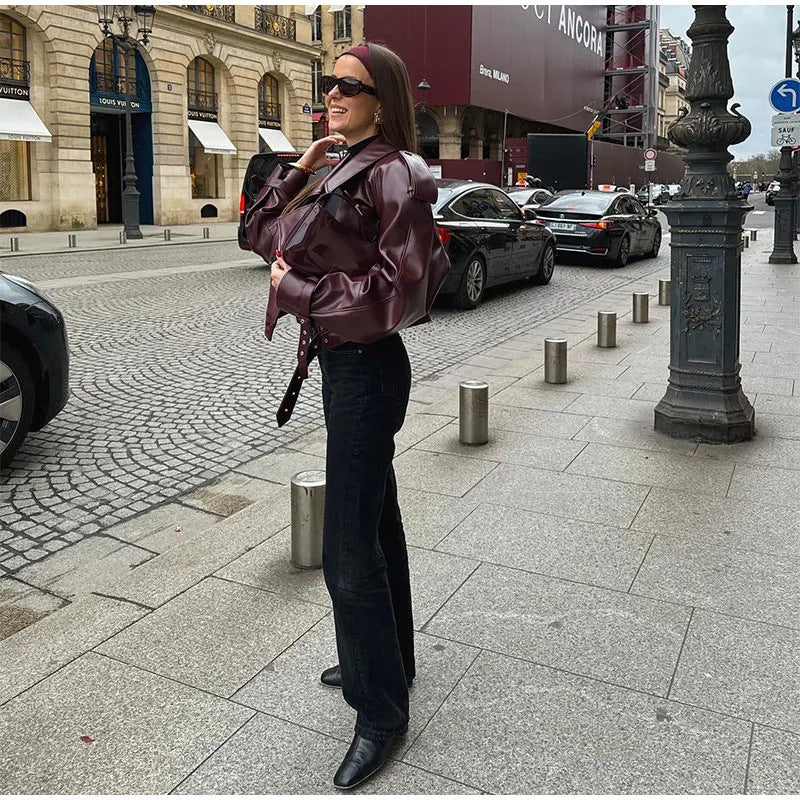 Damen modische Kunstlederjacke mit oversized Schnitt und auffälligen Schulterpartien R&B