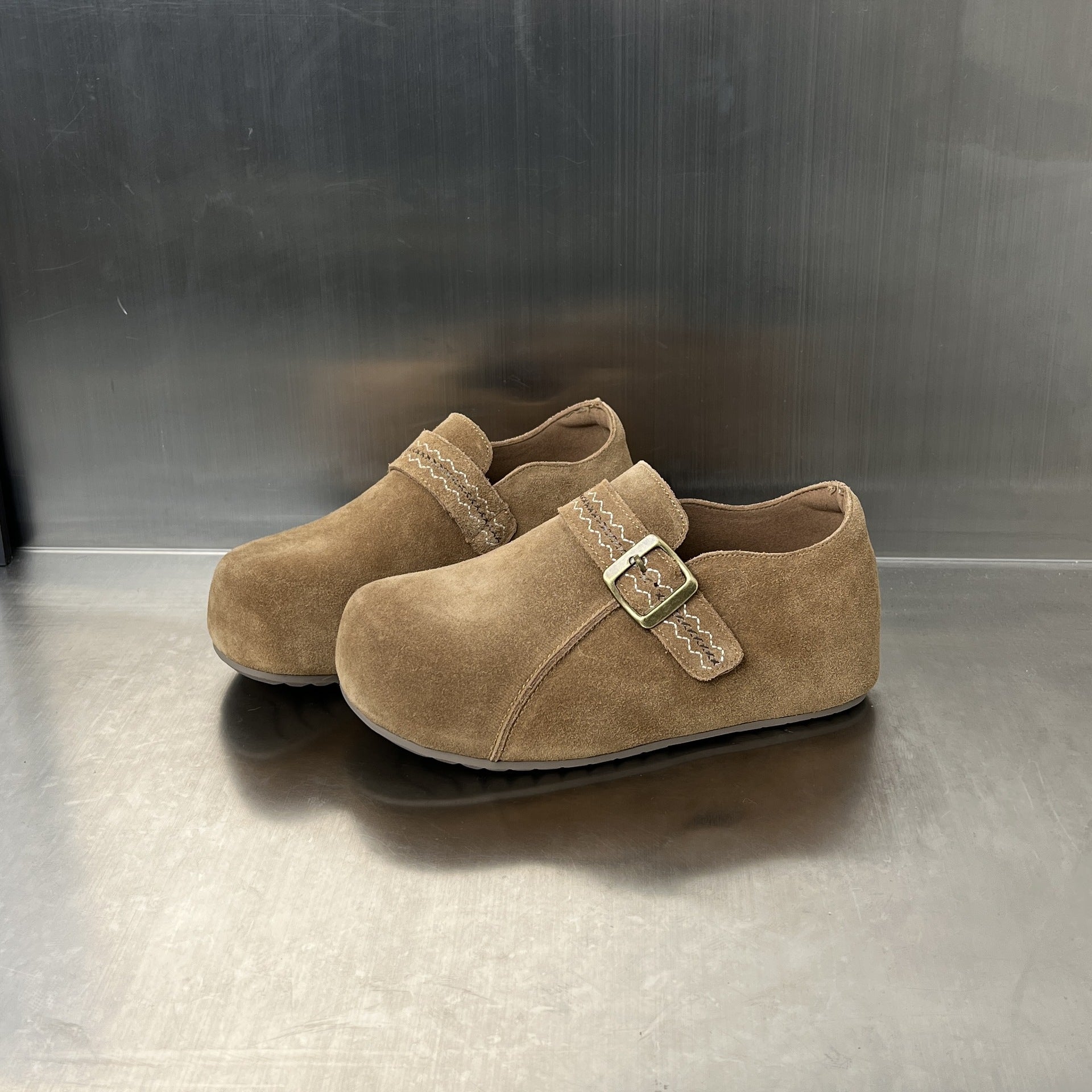 Damen Clogs aus hochwertigem Wildleder mit dekorativem Schnallenverschluss R&B