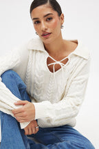 Damen Grobstrickpullover mit romantischem Kragen und praktischen Schnürdetails R&B
