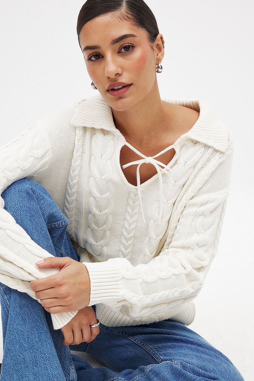 Damen Grobstrickpullover mit romantischem Kragen und praktischen Schnürdetails R&B