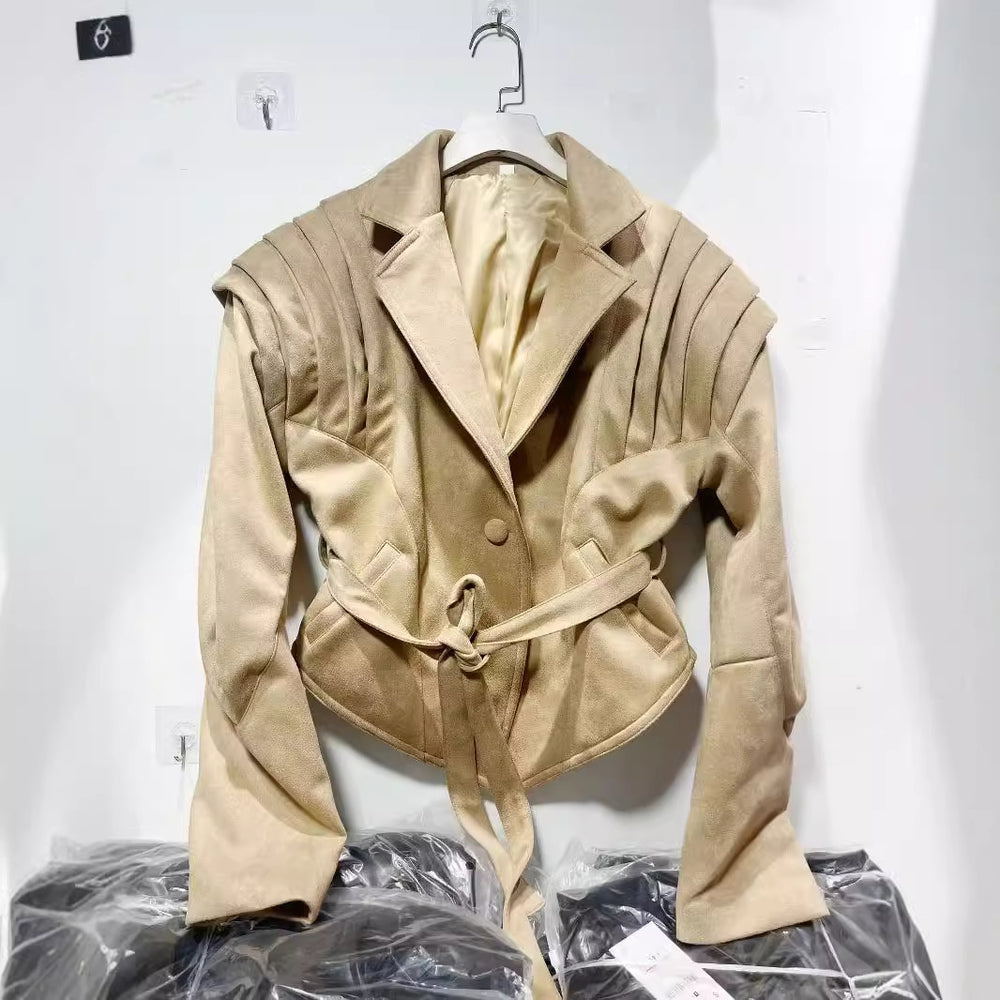 Damen elegante Kunstlederjacke mit Rüschendetails und praktischen Taschen R&B