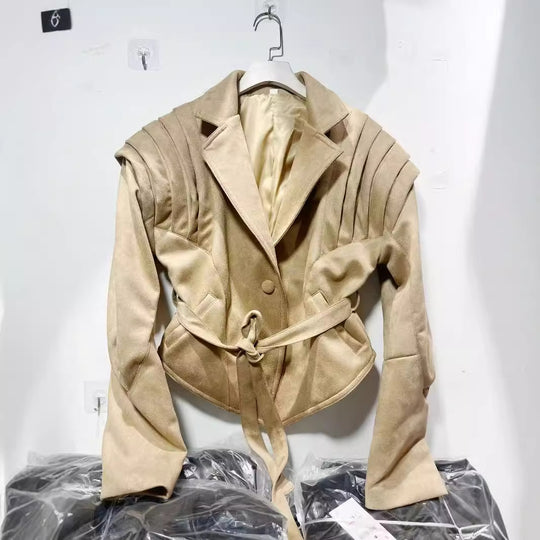 Damen elegante Kunstlederjacke mit Rüschendetails und praktischen Taschen R&B