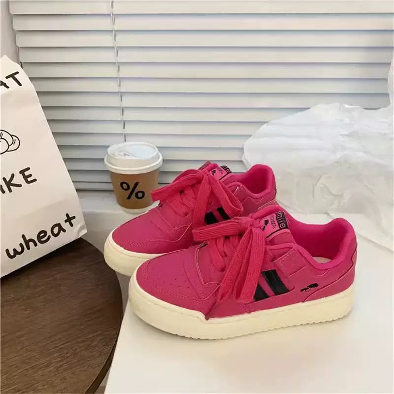 Damen Sneakers im sportlichen Retro-Stil mit trendigen Akzenten
