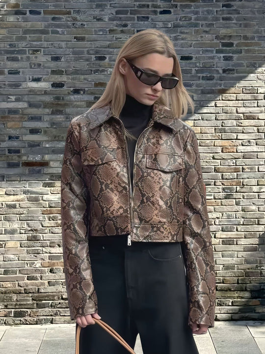 Damen cropped Kunstlederjacke im Schlangenprint R&B