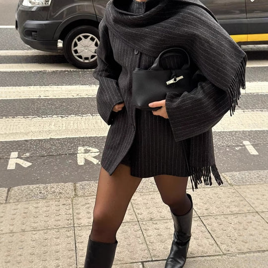 Damen modische Steppjacke mit asymmetrischem Kragen und einem eleganten Schal R&B