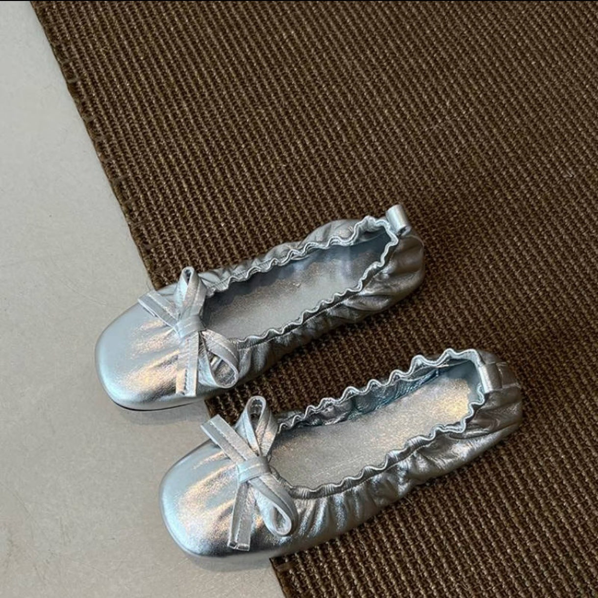 Damen Ballerina-Schuhe mit glänzender Oberfläche und verspieltem Rüschenrand