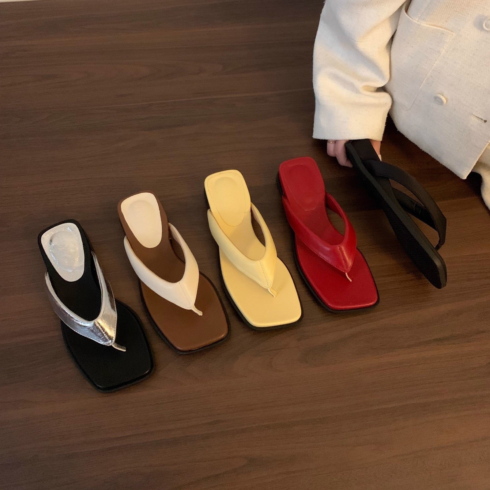 Damen Zehentrenner mit elegantem minimalistischen Design und komfortablen Fußbetten EB