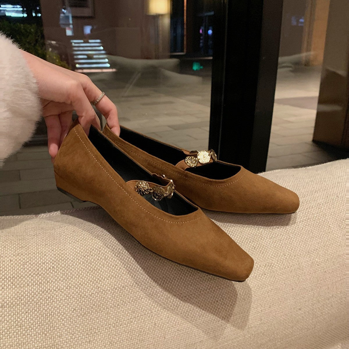 Damen Ballerina mit dekorativen Metallakzenten und bequemer Innensohle