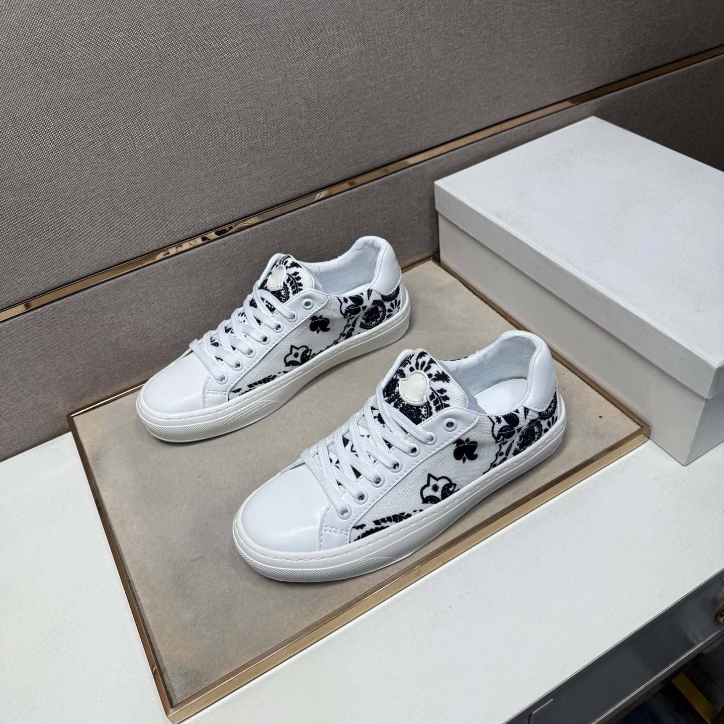 Damen Sneakers mit einzigartigem floralen Muster und komfortabler Gummisohle R&B