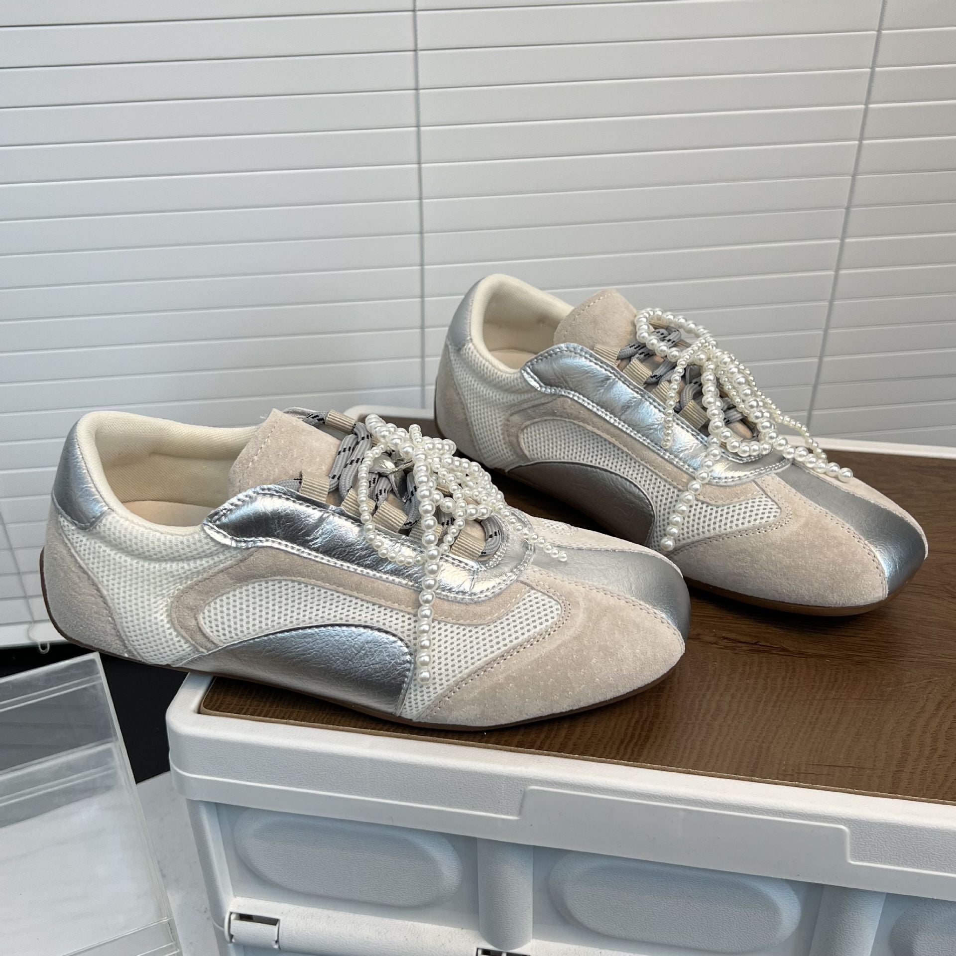 Damen modische Sneakers mit innovativem Perlen-Detail und atmungsaktivem Mesh-R&B