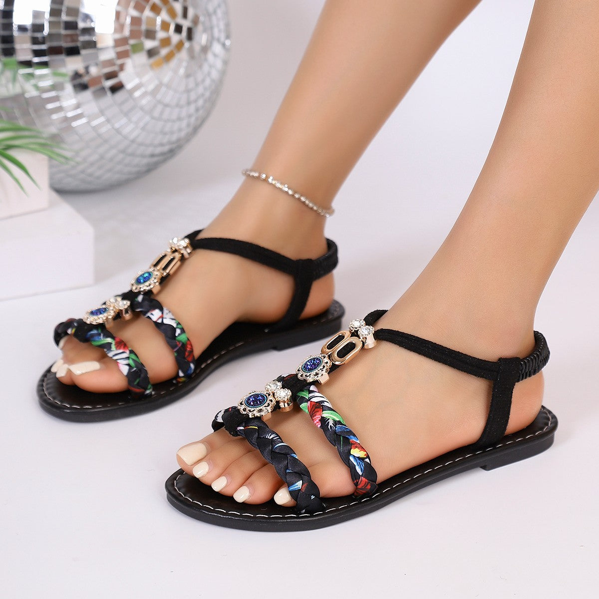 Damen Riemensandalen mit modischen Ornamenten und geflochtenen Details R&B