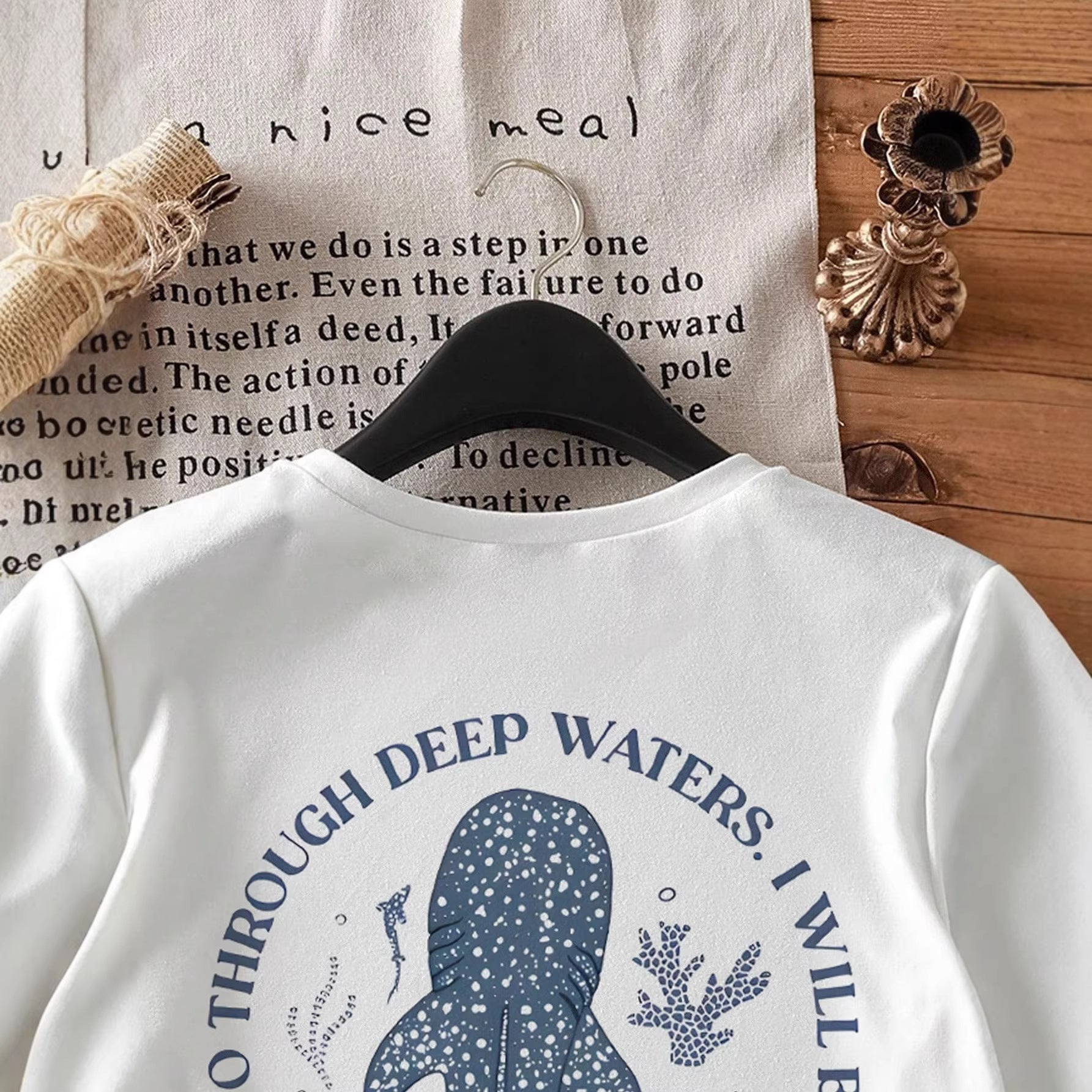 Damen T-Shirt mit kreativem Wahlspruch und kunstvollem Hai-Motiv R&B