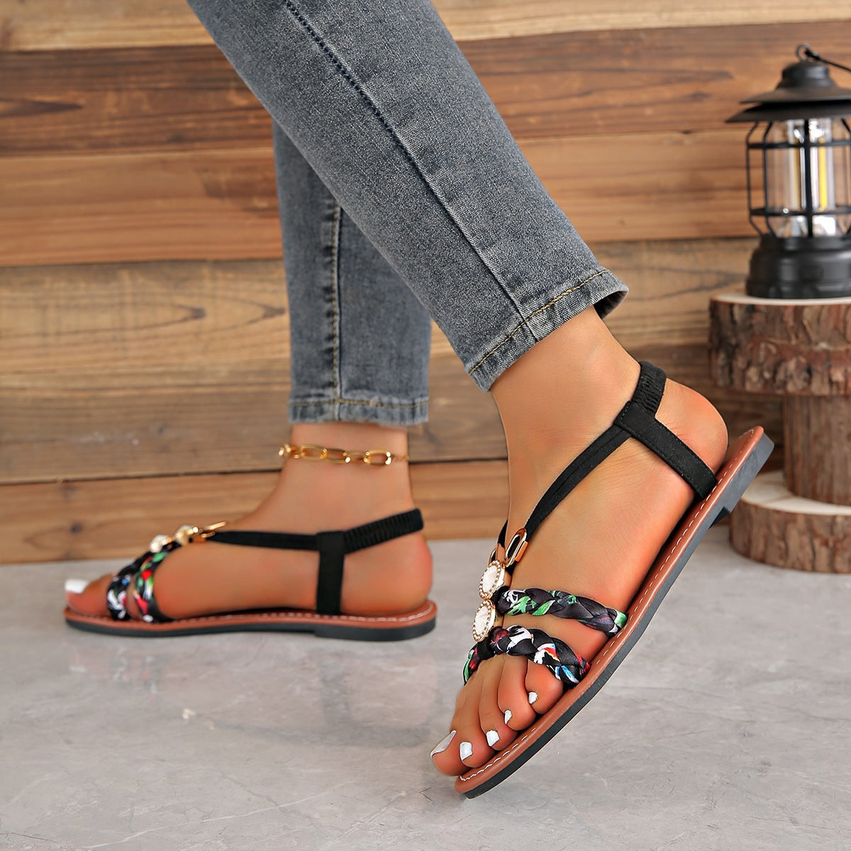 Damen modische Zehentrenner-Sandalen mit geflochtenem Riemendesign und glamourösen Details R&B