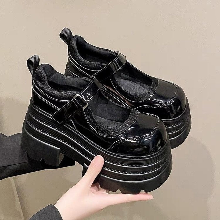 Damen Plateau-Mary-Jane Schuhe mit glänzender Oberfläche und verstellbarem Riemen R&B