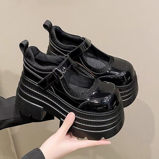 Damen Plateau-Mary-Jane Schuhe mit glänzender Oberfläche und verstellbarem Riemen R&B