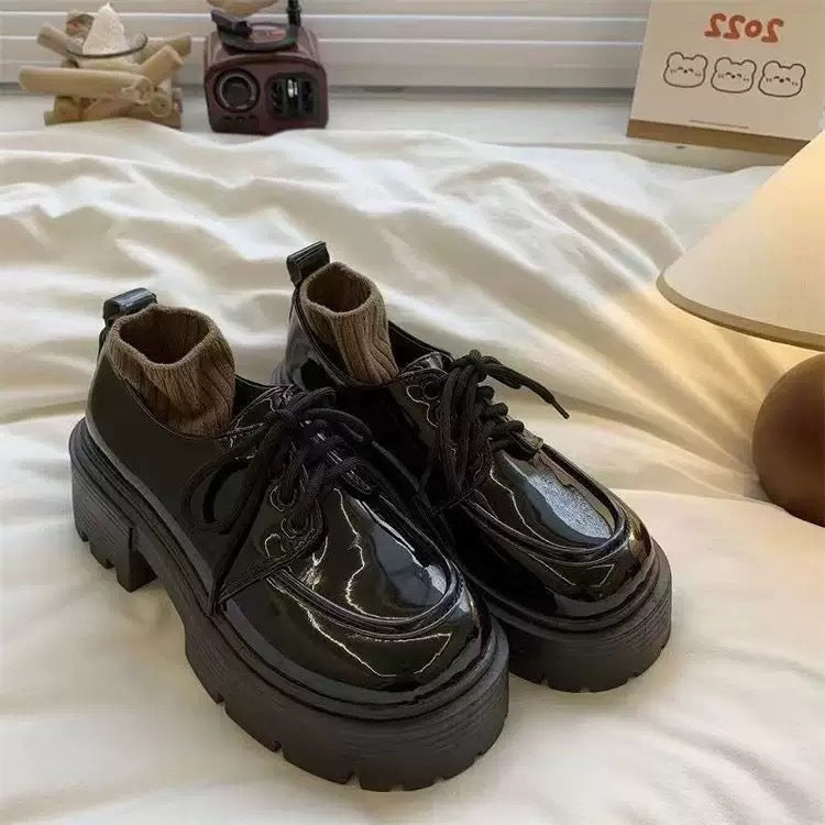 Damen Plateau-Sneaker mit eleganter Lackleder-Optik und kuscheligem Strickkragen