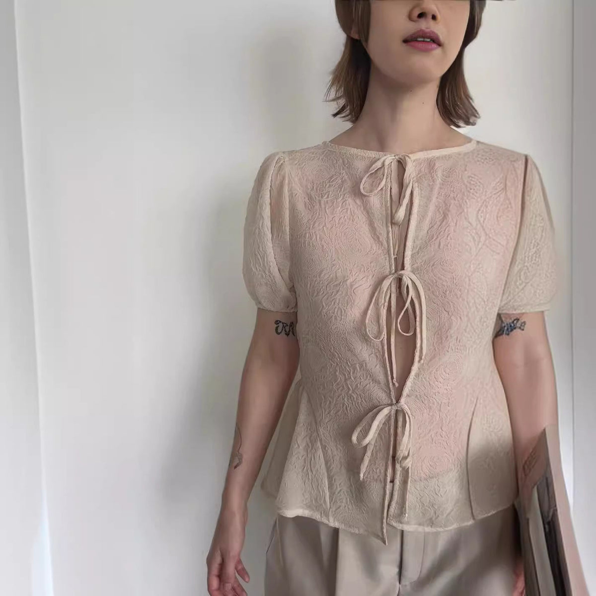 Damen Bluse mit dekorativen Schnürdetails und luftigen Ärmeln R&B