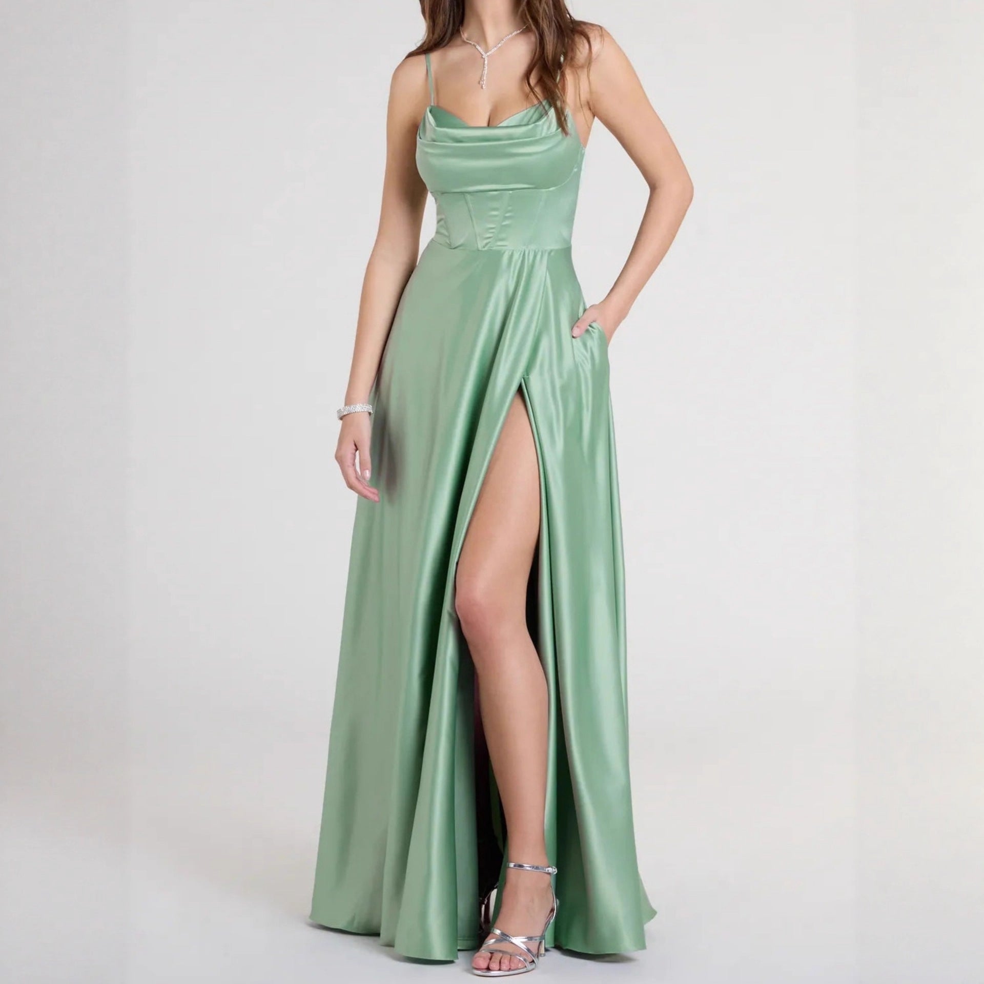 Damen Elegantes Abendkleid mit schimmerndem Satinfinish und tiefem Schlitz R&B