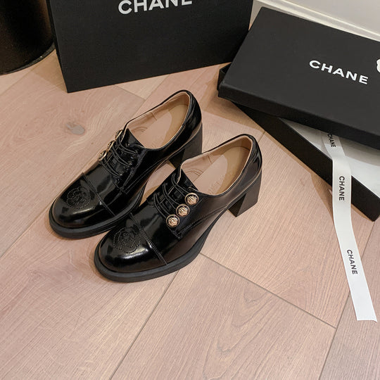 Damen Klassische Schnürpumps mit glänzender Lack-Oberfläche und stilvollen Schmuckdetails R&B