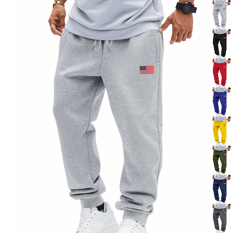 Herren nan schlanke Sweathose mit konisch zulaufendem Bein, elastischem Tunnelzugbund und dezenter Flaggenapplikation R&B