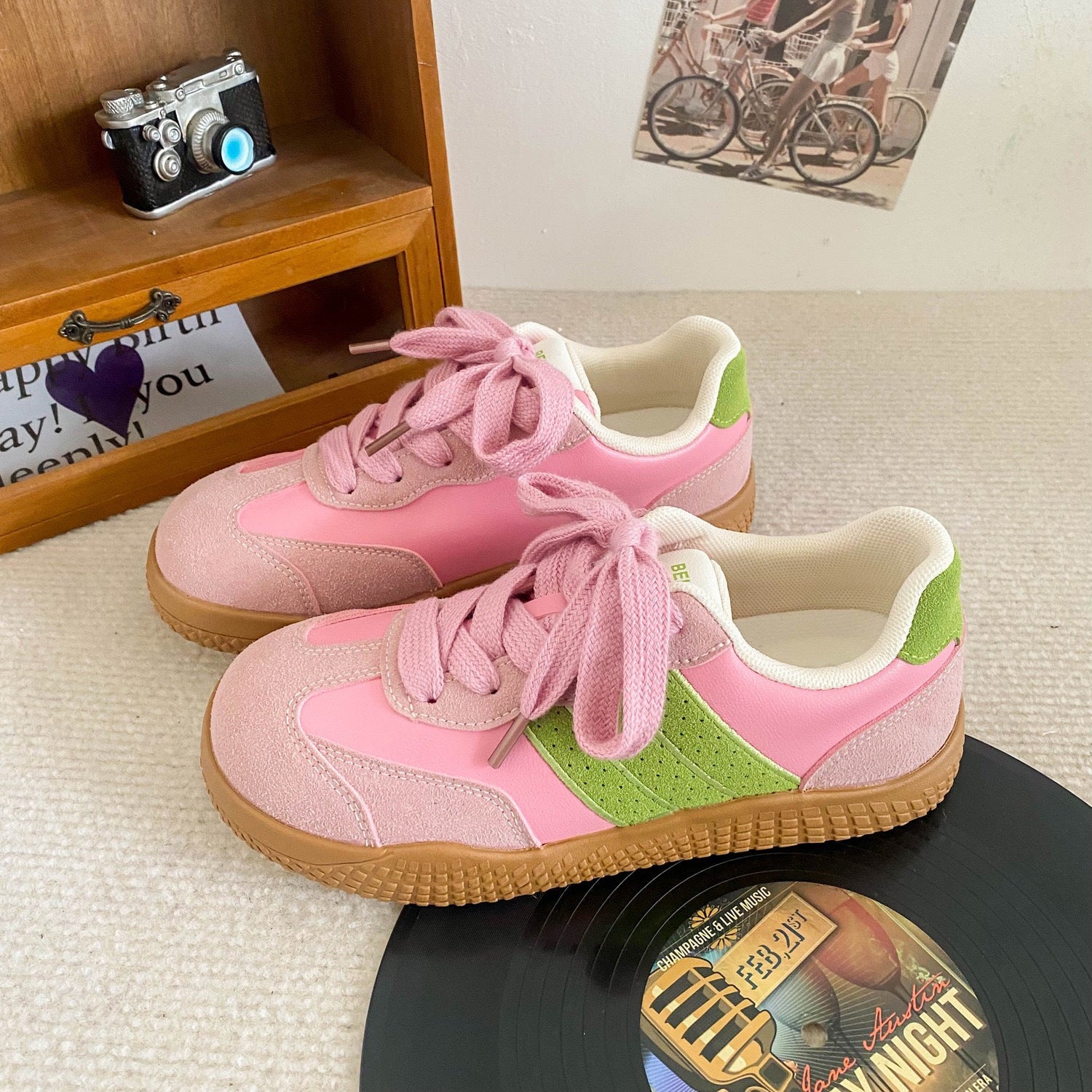 Damen Sneakers im sportlichen Retro-Stil mit atmungsaktiver Obermaterialstruktur und rutschfester Sohle R&B
