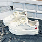 Damen Sneaker mit modischem Plateau und applikierter Kirschstickerei R&B