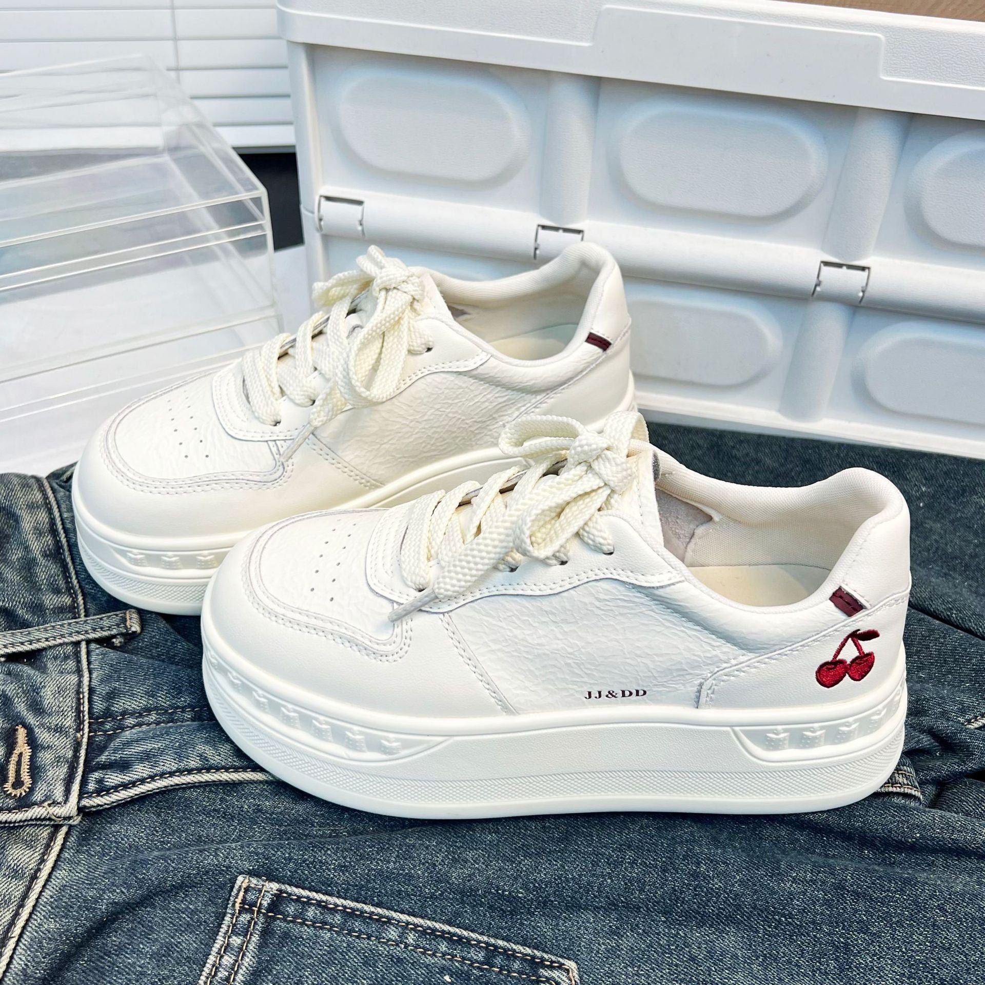 Damen Sneaker mit modischem Plateau und applikierter Kirschstickerei R&B