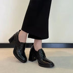 Damen Blockabsatz-Pumps mit doppeltem Riemchen und glänzender Oberflächenstruktur