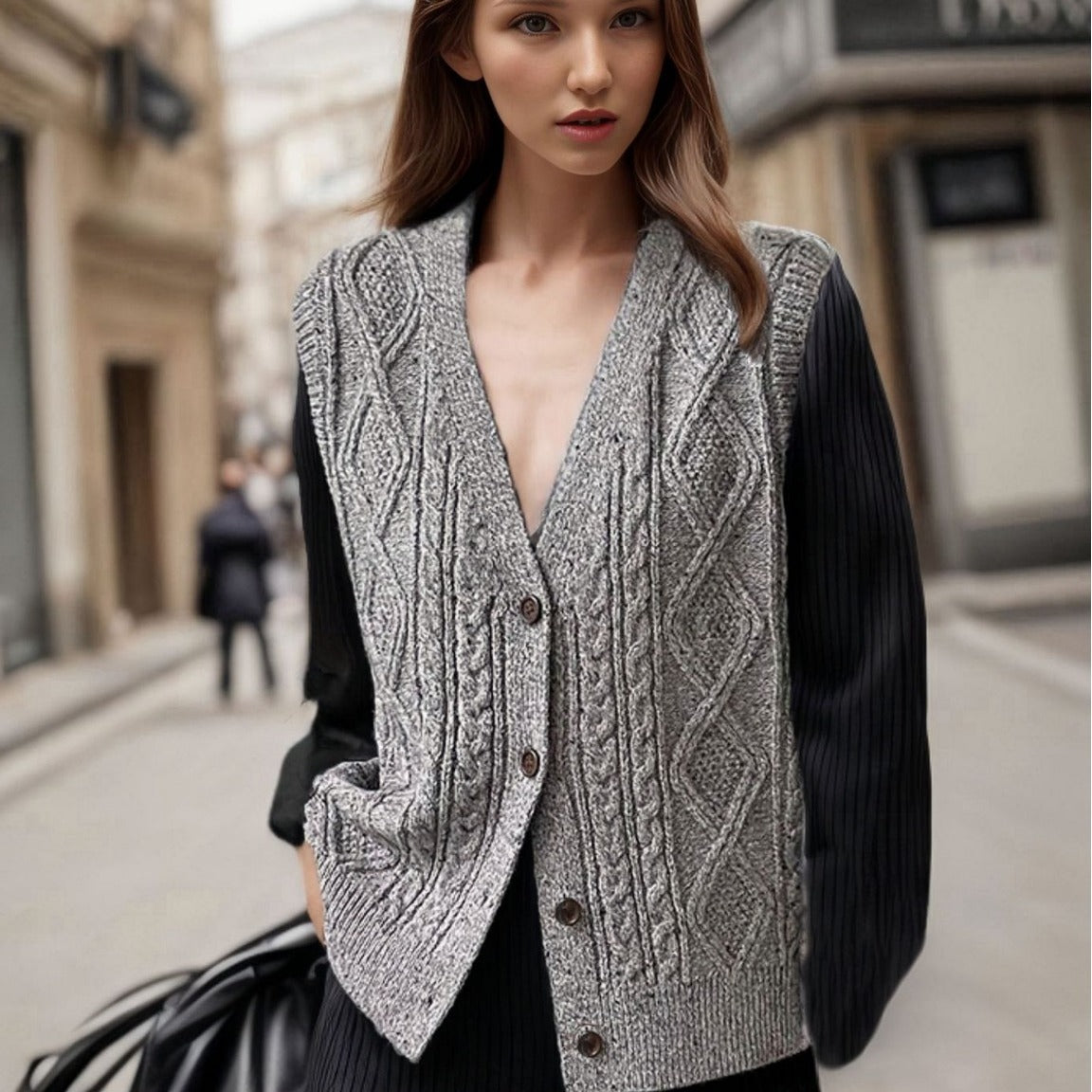 Damen Strickweste mit kunstvollem Zopfmuster und Knopfdetails