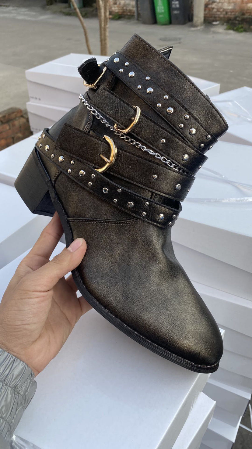 Damen nan knöchelhohe Biker-Stiefelette mit mehreren Nietenriemen, dekorativen Ketten und verstellbaren Schnallen R&B