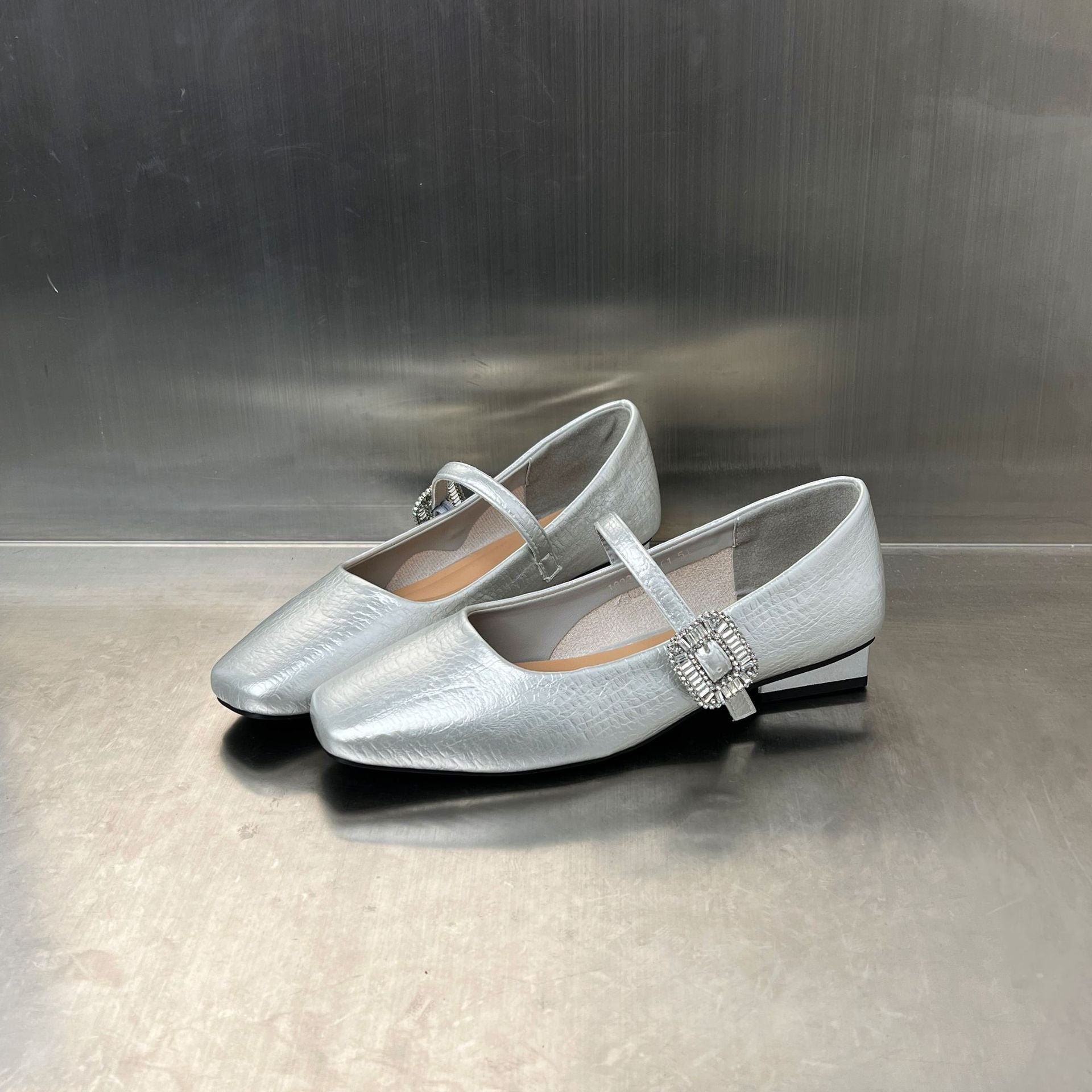 Damen Elegante Ballerinas mit modischem Riemen und funkelndem Schmuckdetail R&B