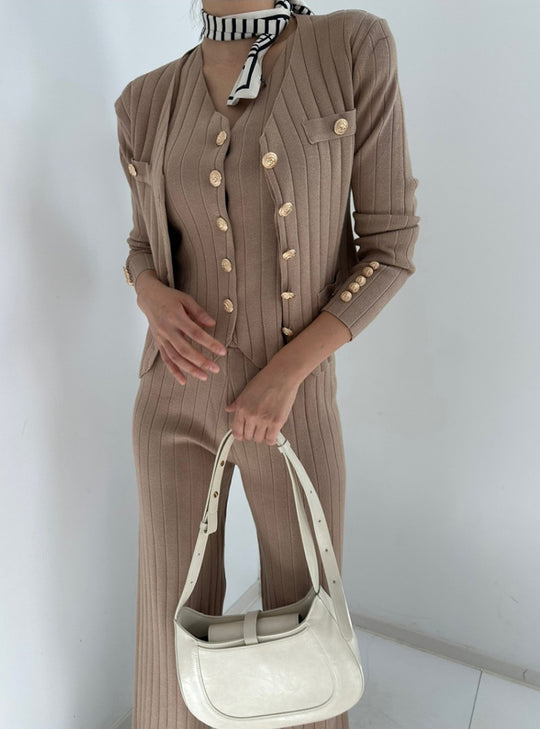 Damen elegantes gestricktes Ensemble mit Knopfdetaillierung R&B