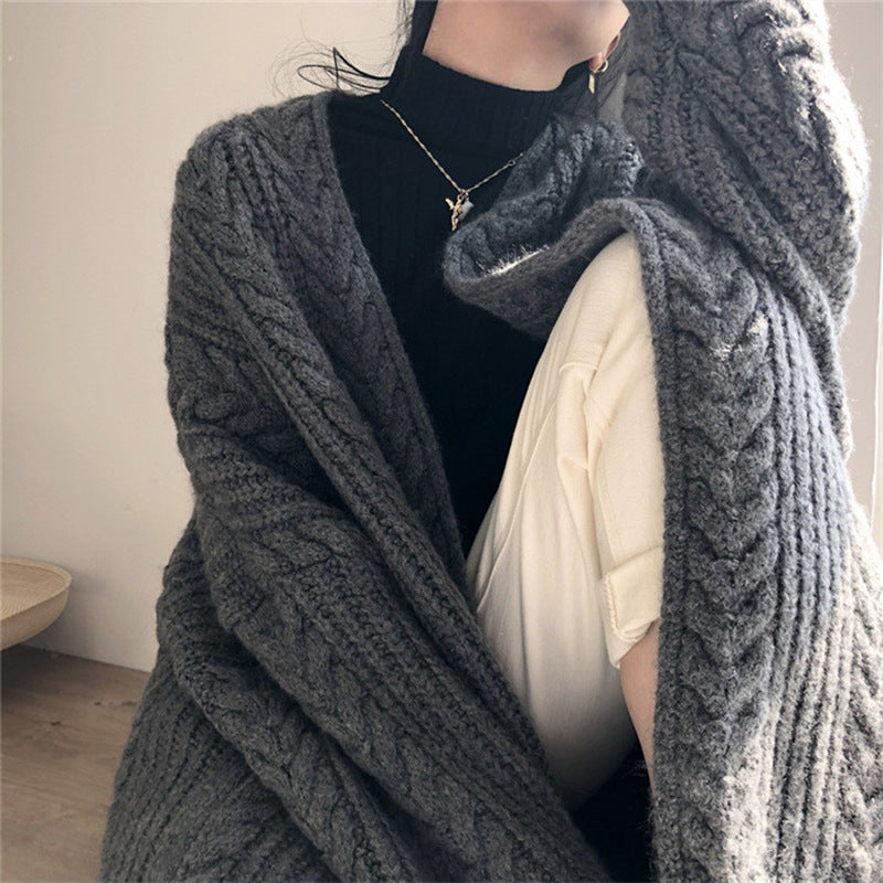 Damen Strickponcho mit tiefem V-Ausschnitt und trendigem Zopfmuster R&B