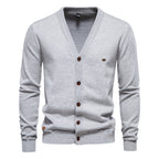 Herren Strickjacke mit V-Ausschnitt und modischen Holzknöpfen