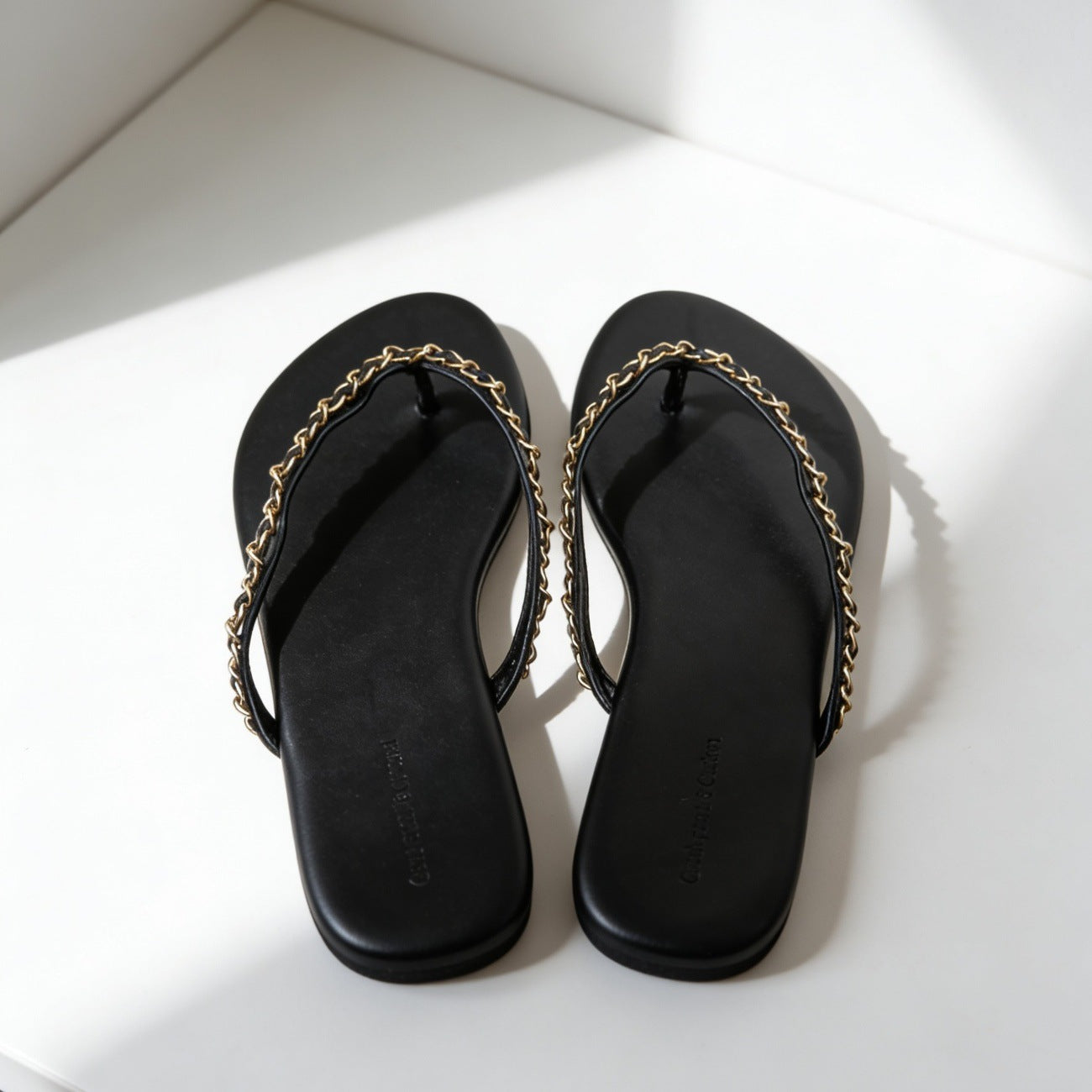 Damen Zehentrenner-Sandalen mit luxuriösem Kettenakzent und komfortablem Fußbett R&B