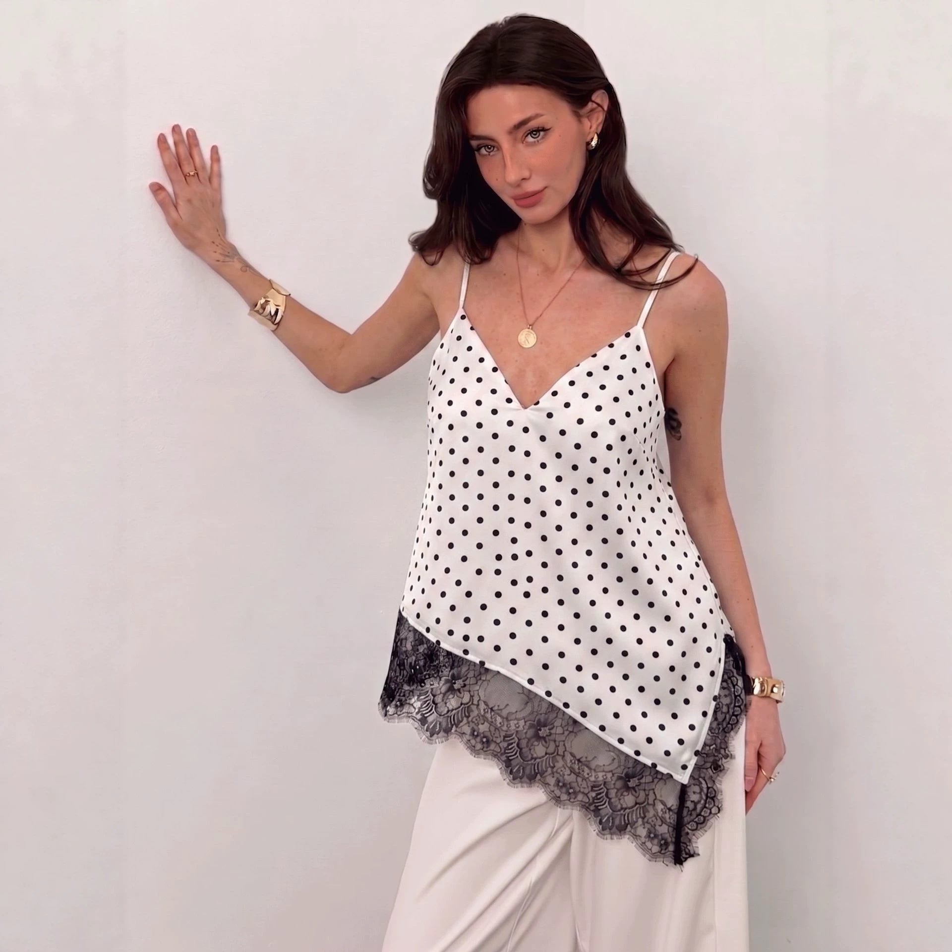 Damen nan seidig-glänzendes Spaghettiträger-Cami mit asymmetrischer Spitzenkante R&B