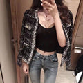 Damen nan kurze Bouclé-Tweedjacke im klassischen Schnitt mit Fransenbesatz und Zierknöpfen R&B