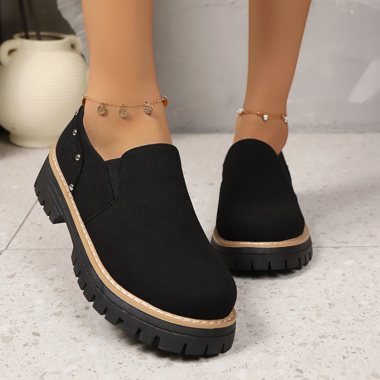 Damen Modische Slipper mit robustem Sohlenprofil und eleganten Nietenakzenten R&B