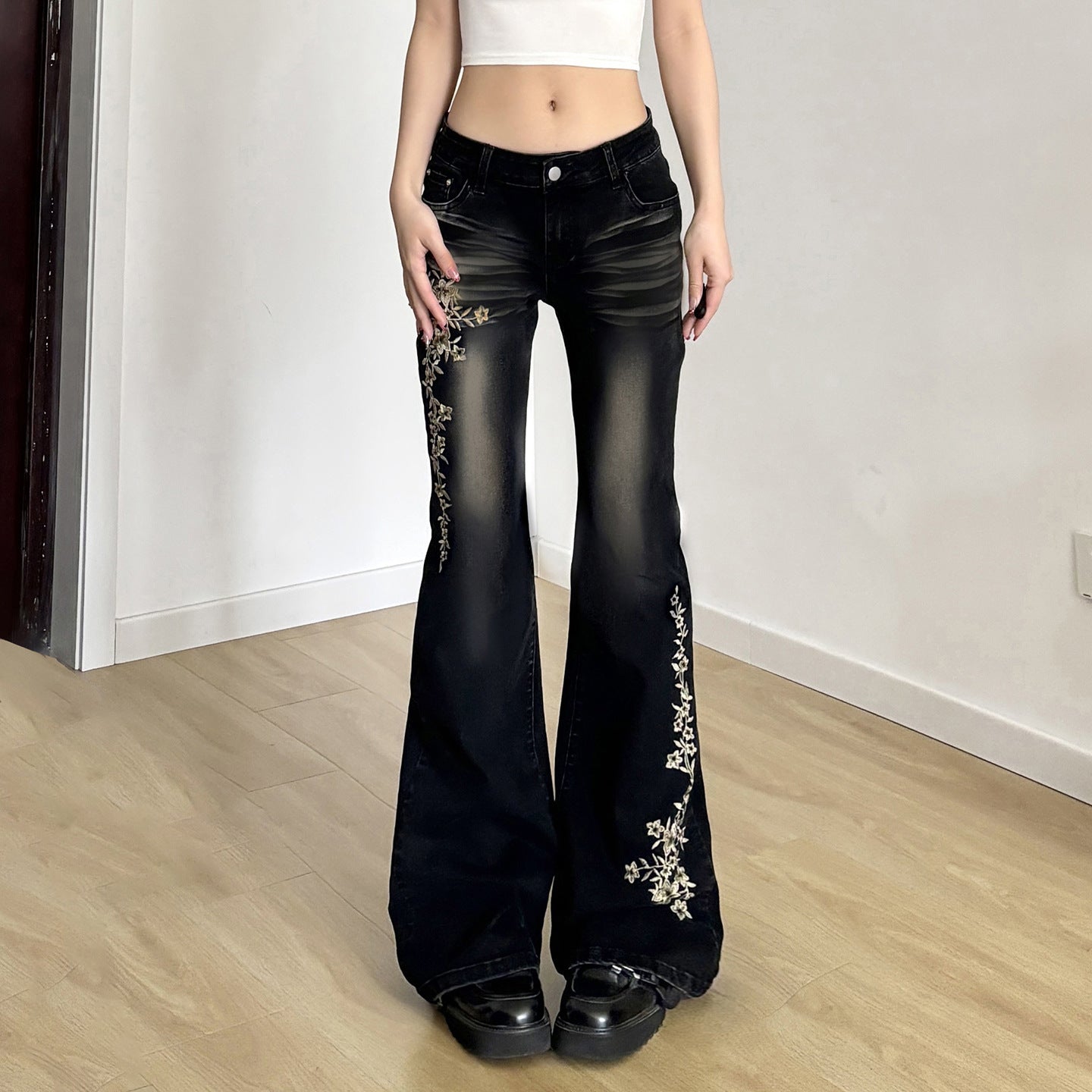 Damen Flared Jeans mit eleganter Blumenstickerei R&B