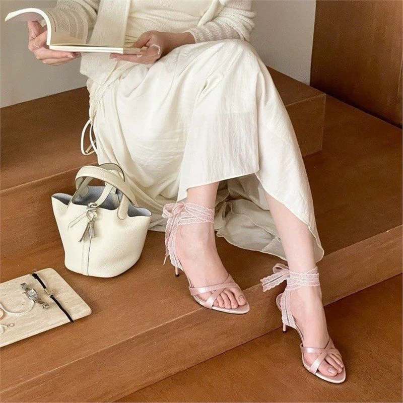Damen elegante High Heel Sandalen mit raffinierter Spitzenborte R&B